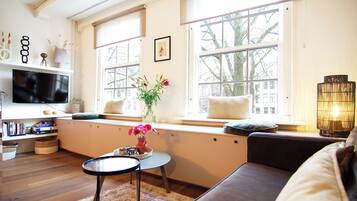 Een smart-tv, boeken en een stereo