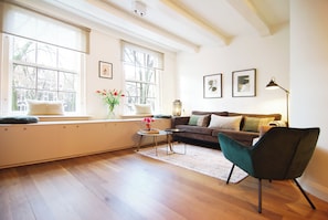 Smart TV, books, stereo