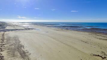Una spiaggia nelle vicinanze, lettini da mare, teli da spiaggia