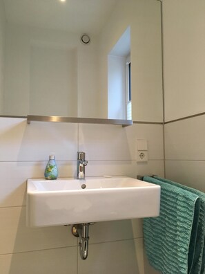 Dusj, hårføner og håndklær