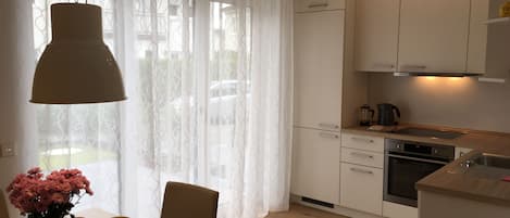 Fridge, oven, stovetop, dishwasher