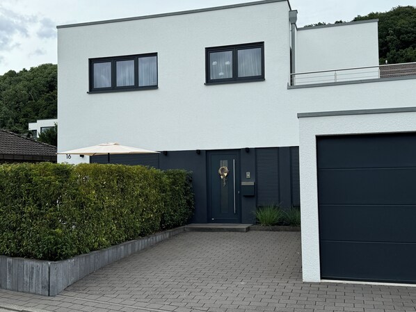 المنشأة من الخارج