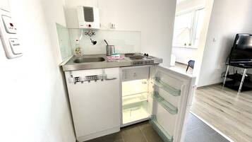 Kühlschrank, Mikrowelle, Herdplatte, Wasserkocher mit Kaffee-/Teezubehör