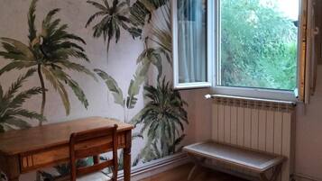 1 slaapkamer, een bureau, een strijkplank/strijkijzer, reisbedje