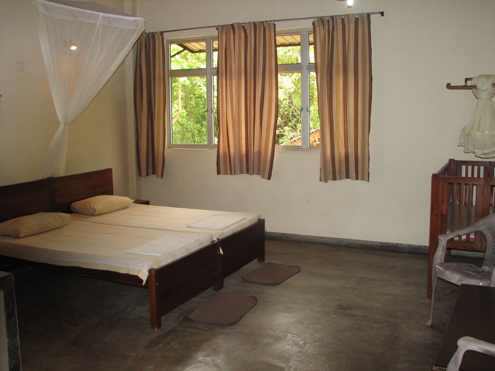 4 bedrooms, iron/ironing board, free WiFi, bed sheets