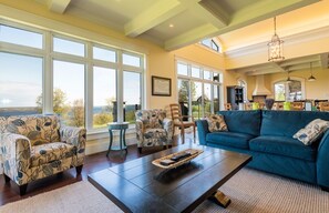 Smart TV, fireplace, video games, DVD player - Luxury Vacation Rental Home in Prince Edward County Ontario (Prince Edward)