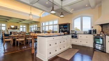 Een koelkast/vriezer, een magnetron, een oven, een kookplaat