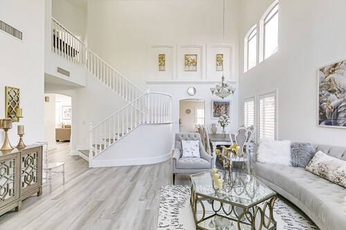 Cozy Luxurious Las Vegas Getaway w/ Entertainer's Dream Yard 15 Minutes to Strip