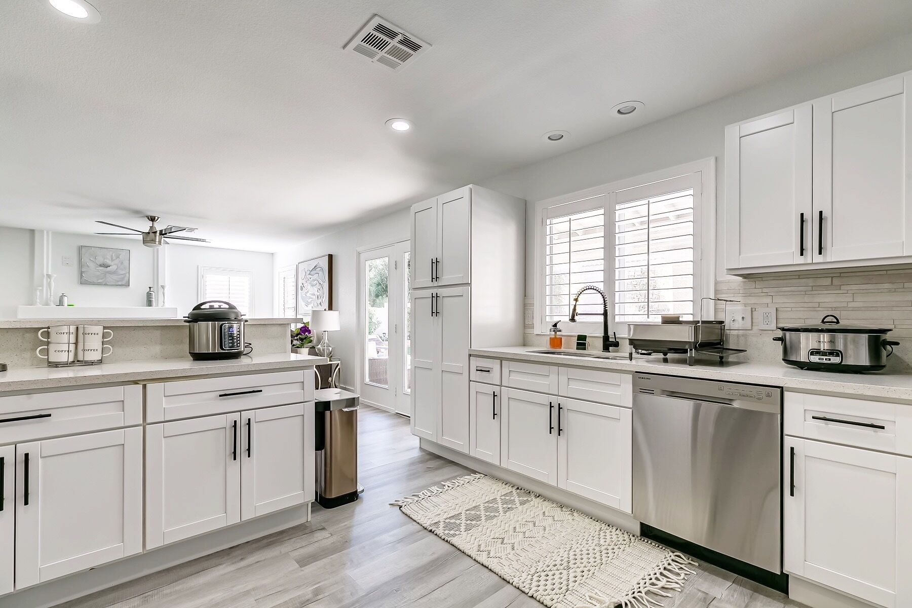 Réfrigérateur, four à micro-ondes, un four, surface de cuisson