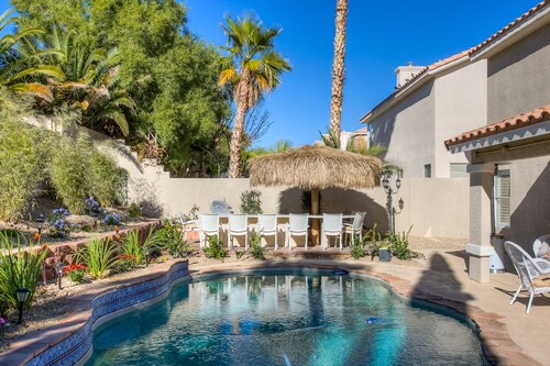 Cozy Luxurious Las Vegas Getaway w/ Entertainer's Dream Yard 15 Minutes to Strip