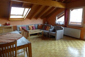 Fernseher, Videospiele, DVD-Player, Bücher