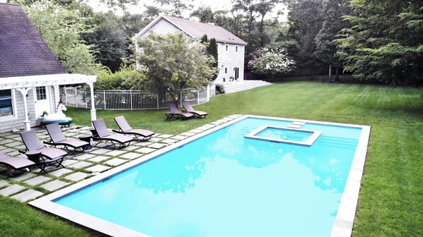 Außenpool, beheizter Pool, Sonnenschirme