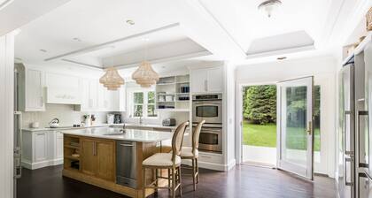 Massiivinen, ylellinen rantatalo, w / valtava piha, uima-allas ja aurinkoterassi East Hamptonissa