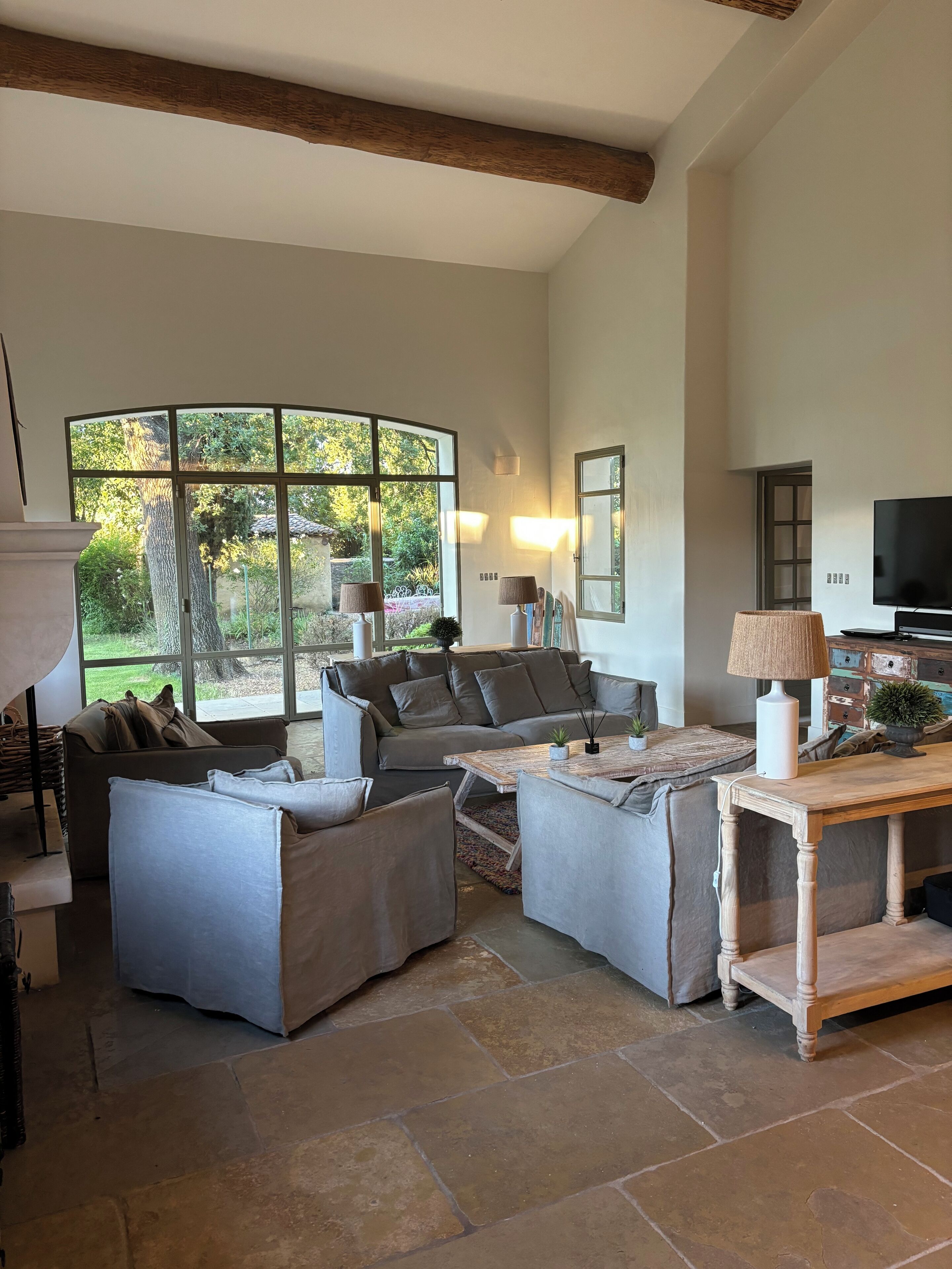 Una Smart TV, una chimenea, un reproductor de DVD, libros