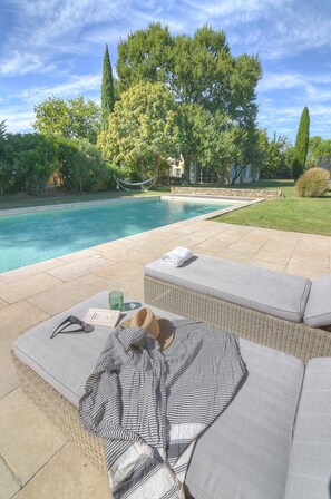 Una piscina al aire libre, una piscina climatizada