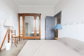 8 quartos, ferros/tábuas de passar roupa, berço de viagem, Wi-Fi