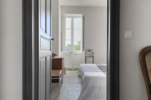 8 habitaciones, tabla de planchar con plancha, cuna de viaje y wifi