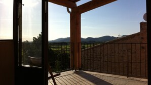 Ein Balkon mit Blick auf eine gebirgige Landschaft.