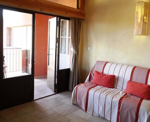 TV, fireplace, DVD player, books