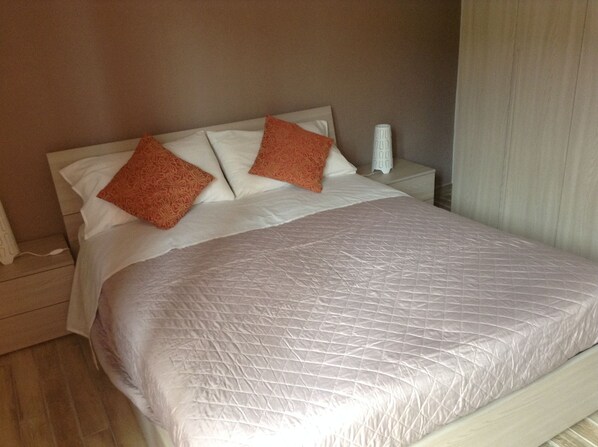 2 habitaciones, tabla de planchar con plancha, wifi y ropa de cama 