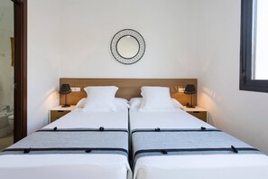 2 chambres, bureau, chambres insonorisées, fer et planche à repasser