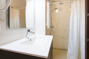 Dusche, Haartrockner, Hausschuhe, Bidet
