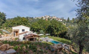 Een verwarmd zwembad