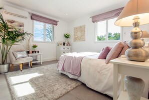 4 bedrooms, in-room safe, iron/ironing board, Internet
