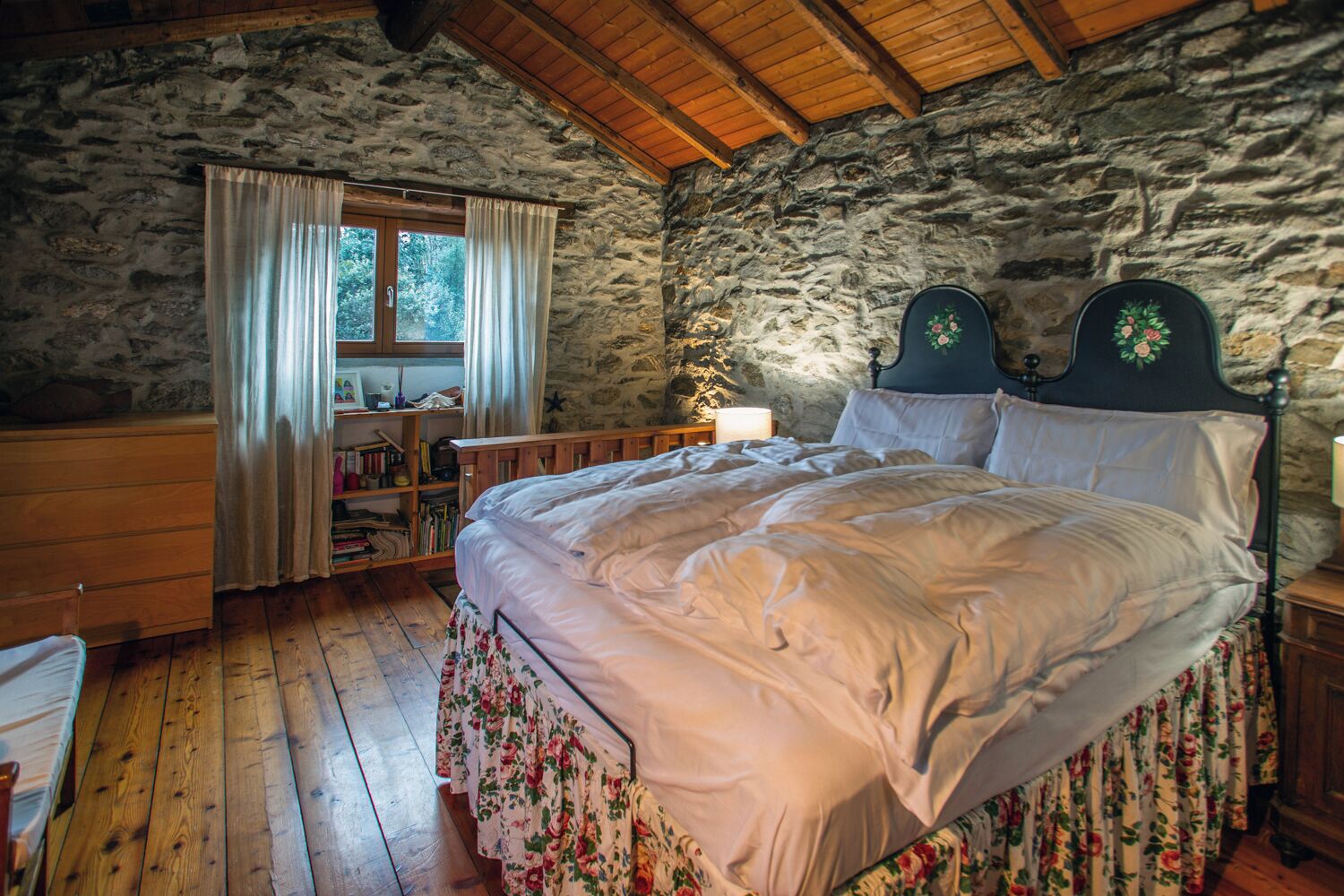 1 chambre, bureau, fer et planche à repasser, lit parapluie