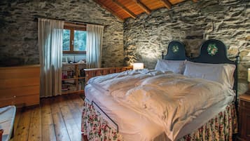 1 camera, una scrivania, ferro/asse da stiro, culla da viaggio