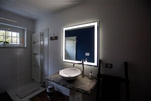 Dusche, Haartrockner, Hausschuhe, Bidet