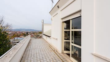 Attico panoramico, vista vigneti | Terrazza/patio