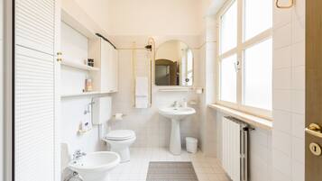 Doppia Romantica, vista vigneti, lato giardino | Bagno | Set di cortesia gratuito, asciugacapelli, pantofole, bidet