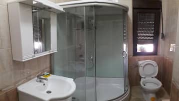 Baignoire, sèche-cheveux, bidet, serviettes fournies