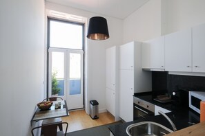 Fridge, microwave, oven, stovetop - Porto Duke's House - FREE Parking & Breakfast - Heart of a City (Porto)