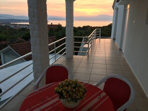 تناول الطعام بالخارج