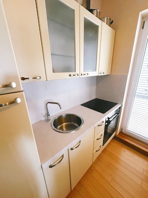 Kühlschrank, Mikrowelle, Ofen, Herdplatte