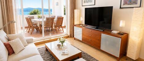 Smart TV, books, stereo