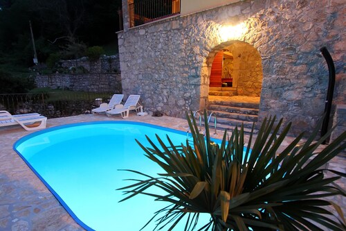 4 makuuhuoneen huvila 10 hengelle, oma uima-allas