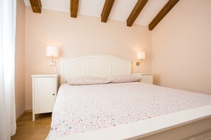 5 bedrooms, iron/ironing board, free WiFi, bed sheets