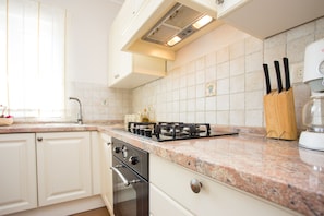 Fridge, oven, stovetop, dishwasher