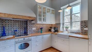 Frigorifero, microonde, forno, piano cottura