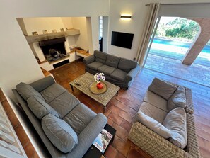 Smart TV y chimenea 
