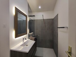 Ensemble douche/baignoire, sèche-cheveux, bidet, serviettes fournies