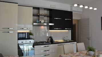 Frigorifero, microonde, forno, piano cottura