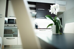 Køleskab, mikrobølgeovn, ovn, kogeplade