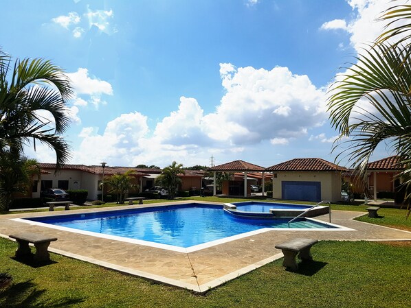 Outdoor pool - Gated community*near airport, city, on way to Pacific beaches~Ashiatsu (San Rafael)