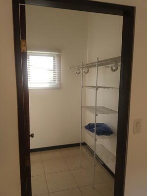 Interior - Gated community*near airport, city, on way to Pacific beaches~Ashiatsu (San Rafael)