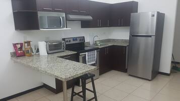 Refrigerador, microondas, horno y parrilla de estufa