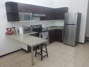 Fridge, microwave, oven, stovetop - Gated community*near airport, city, on way to Pacific beaches~Ashiatsu (San Rafael)